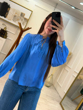 Cargar imagen en el visor de la galería, MAYELA - Blusa azul satinada