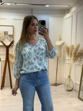 Cargar imagen en el visor de la galería, MARGARITA – Blusa blanca con flores turquesa