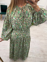 Cargar imagen en el visor de la galería, WHITNEY - Maxi vestido estampado beige con verde