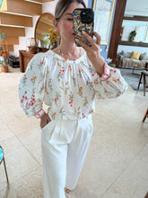 Cargar imagen en el visor de la galería, SASKIA - Blusa blanca estampado botanico