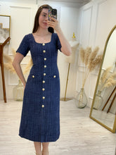 Cargar imagen en el visor de la galería, MINERVA – Vestido midi azul marino de tweed con botones dorados