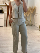 Cargar imagen en el visor de la galería, BRENNA - Set pantalon y blusa khaki lineas verdes