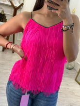 Cargar imagen en el visor de la galería, BEROE – Blusa fucsia de flecos con tirantes