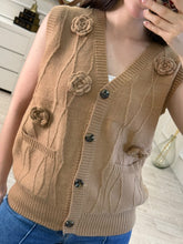 Cargar imagen en el visor de la galería, BÍBLIS – Chaleco tejido camel con flores y bufanda