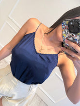 Cargar imagen en el visor de la galería, BRISA - Blusa básica azul petróleo