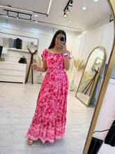 Cargar imagen en el visor de la galería, AFRODITA – Maxi vestido rosa con flores rojas y hombros descubiertos