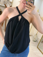 Cargar imagen en el visor de la galería, SIRINGA – Blusa negra halter cruzada