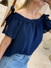 Cargar imagen en el visor de la galería, AZUCENA – Blusa azul marino de hombros descubiertos