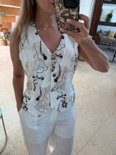 Cargar imagen en el visor de la galería, CLEOPATRA - Set pantalon y chaleco blanco con toques cafés