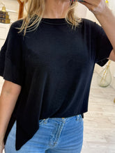 Cargar imagen en el visor de la galería, RENEE – Blusa negra de punto con manga texturizada