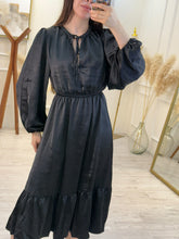 Cargar imagen en el visor de la galería, NOX – Maxi vestido negro satinado de manga larga