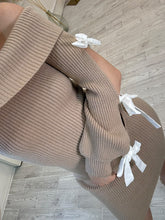 Cargar imagen en el visor de la galería, EUTERPE – Vestido midi tejido camel con moños en mangas