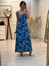 Cargar imagen en el visor de la galería, SEBASTIANA - Maxi vestido azul estampado