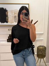 Cargar imagen en el visor de la galería, NALA - Blusa negra