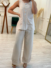 Cargar imagen en el visor de la galería, SALMA - Set blusa y pantalon beige