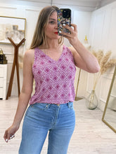 Cargar imagen en el visor de la galería, SANDRA – Blusa sin mangas con estampado geométrico vino y rosa
