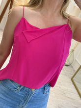 Cargar imagen en el visor de la galería, FRIDA – Blusa fucsia de tirantes con escote drapeado