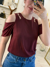 Cargar imagen en el visor de la galería, OCÍROE – Blusa vino con hombros descubiertos