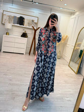 Cargar imagen en el visor de la galería, DELPHINE - Maxi vestido azul marino estampado