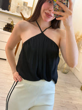 Cargar imagen en el visor de la galería, CHANDLER - Blusa negra