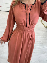 Cargar imagen en el visor de la galería, ROSE - Maxi vestido ocre manga larga