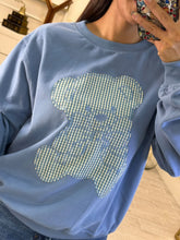 Cargar imagen en el visor de la galería, MELETE – Sudadera azul con osito de cuadros
