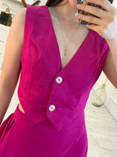 Cargar imagen en el visor de la galería, NESTORA - Set chaleco y falda fucsia