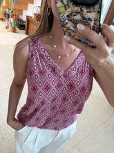 Cargar imagen en el visor de la galería, SANCTUARY - Blusa rosa estampada sin mangas