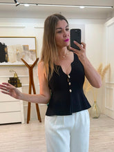 Cargar imagen en el visor de la galería, AMBER - Blusa negra sin mangas