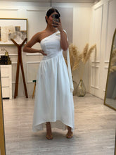Cargar imagen en el visor de la galería, SHEILA - Maxi vestido asimetrico blanco