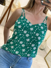 Cargar imagen en el visor de la galería, ESPERANZA – Blusa verde de tirantes con flores blancas