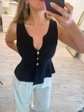 Cargar imagen en el visor de la galería, AMBER - Blusa negra sin mangas