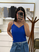 Cargar imagen en el visor de la galería, MELINDA - Blusa azul rey