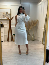 Cargar imagen en el visor de la galería, COURTNEY - Vestido midi asimétrico blanco