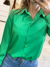 Cargar imagen en el visor de la galería, ESMERALDA – Blusa camisera verde satinada