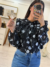 Cargar imagen en el visor de la galería, IGNACIA - Blusa negra estampado floral