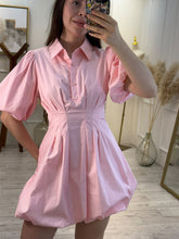 Cargar imagen en el visor de la galería, CORA – Vestido rosa camisero con manga globo