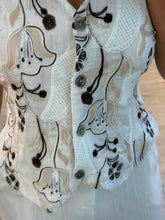 Cargar imagen en el visor de la galería, LIZZO - Set pantalón y chaleco blanco con flores cafes