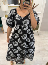Cargar imagen en el visor de la galería, YADIRA - Maxi vestido negro estampado
