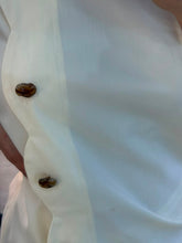 Cargar imagen en el visor de la galería, KEREL - Vestido blanco con botones
