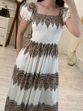 Cargar imagen en el visor de la galería, SEMÍRAMIS – Maxi vestido crema con estampado café y smock