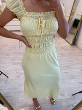 Cargar imagen en el visor de la galería, KARINA - Vestido midi Amarillo pastel