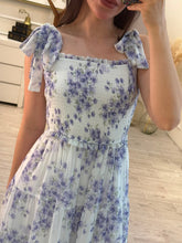 Cargar imagen en el visor de la galería, BERNADETTE - Maxi vestido blanco estampado azul