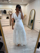Cargar imagen en el visor de la galería, HEIDI - Set blusa y falda blancos