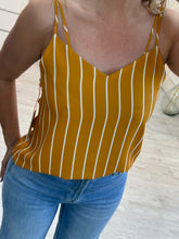 Cargar imagen en el visor de la galería, GABRIELA – Blusa de tirantes mostaza a rayas