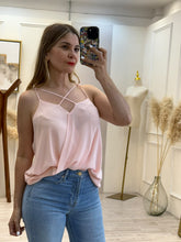 Cargar imagen en el visor de la galería, RENATA – Blusa rosa palo con tirantes cruzados