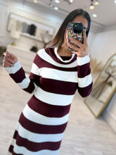 Cargar imagen en el visor de la galería, POLIMNIA – Maxi vestido tejido a rayas vino y crema