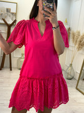 Cargar imagen en el visor de la galería, CIRCE – Vestido corto rosa con bordado calado