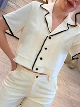 Cargar imagen en el visor de la galería, MONIQUE - Set short y blusa hueso con detalles negros
