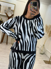 Cargar imagen en el visor de la galería, SELENE – Set pantalón tejido animal print zebra